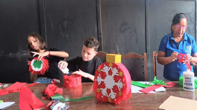 Con tijeras, cartulina y espíritu festivo: El Rectorado de la UPEL inaugura su Navidad 2026