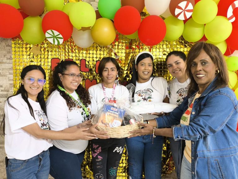 Sede Central de la UPEL-IMPM premió a los ganadores de concurso de puertas navideñas