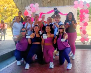Las instructoras de Fit Combat, Yesenia Carrillo, Yisbel Toro, Ana Blanco y Lisbeth Villanueva, junto al personal del Vicerrectora de Exstensión de la UPEL.